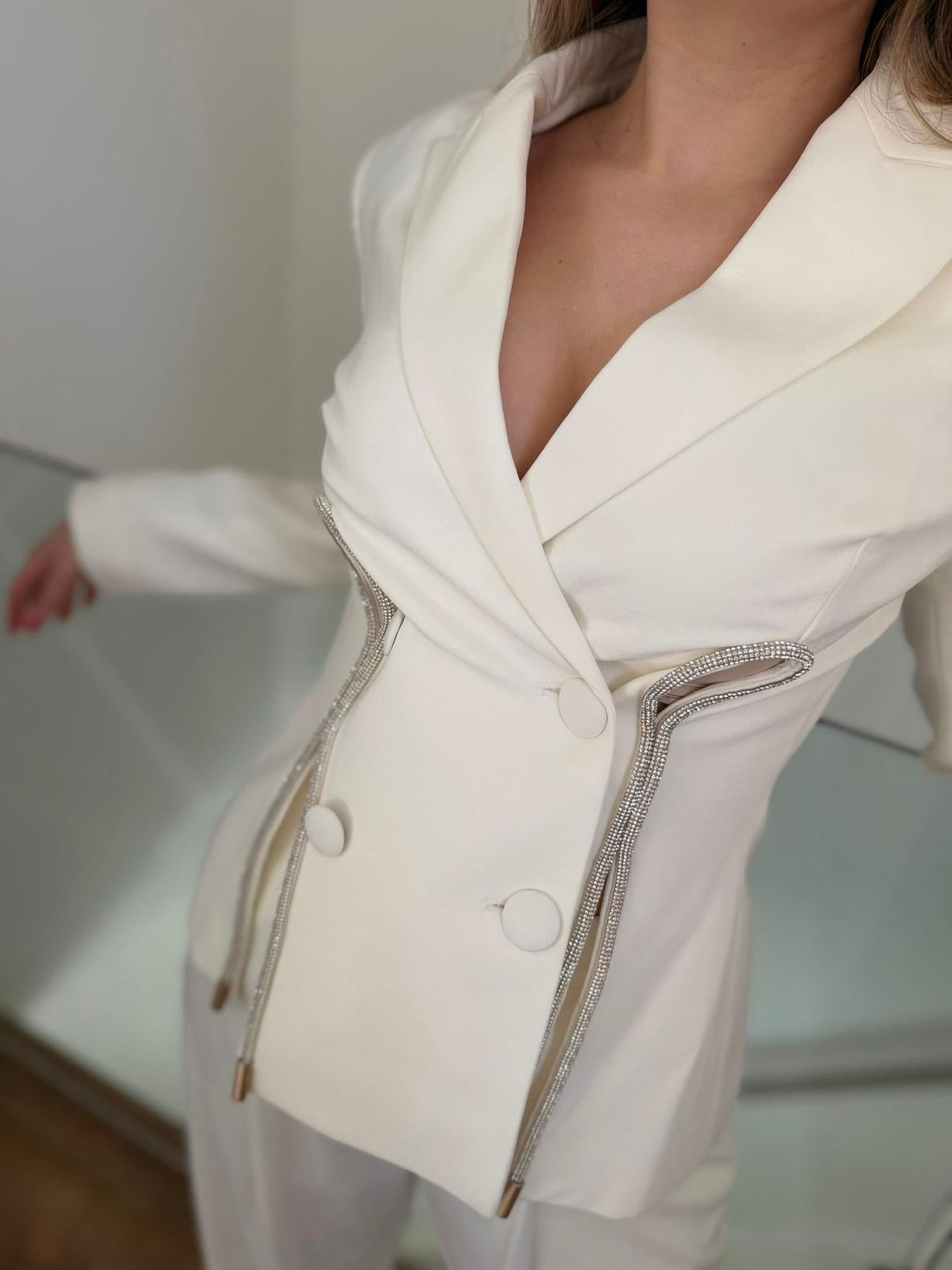 Maelia – White Sculpt Elegance