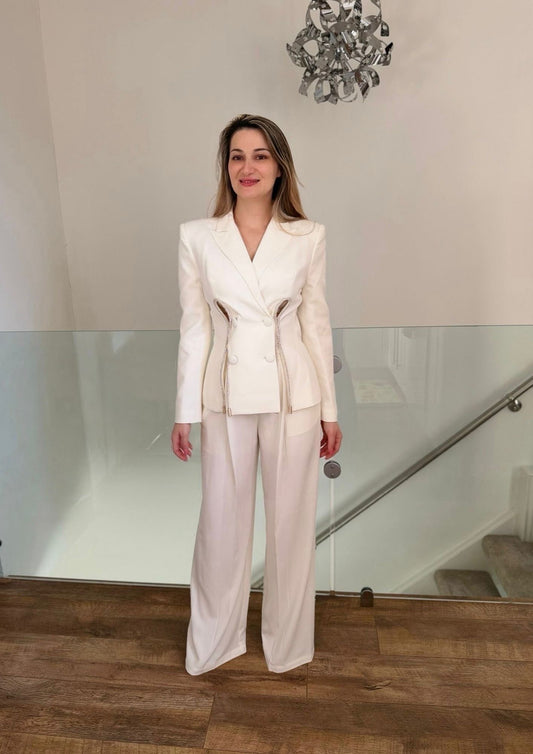 Maelia  – White Sculpt Elegance